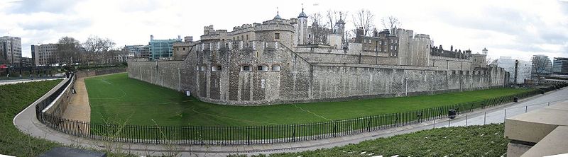 800px-Panorama_of_the_outer_curtain_wall_of_the_Tower_of_London,_2006